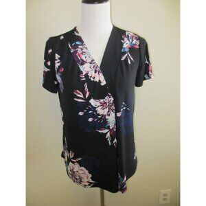 DANA BUCHMAN BLACK WITH FLORAL SHORT SLEEVE VNECK TOP MEDIUM
